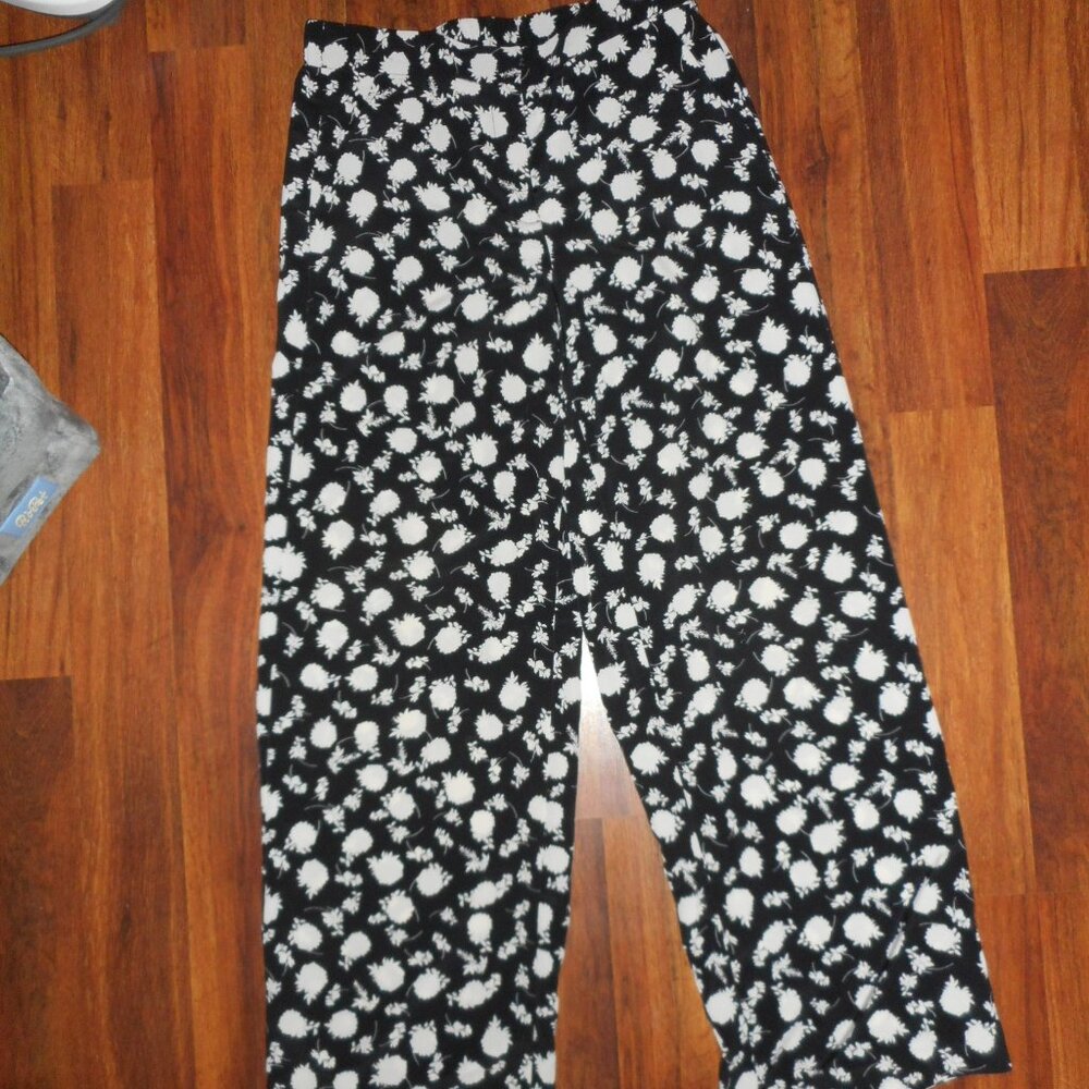 NWOT Vince Camuto black & white floral print flowy dress pants, size 6 - Picture 2 of 9